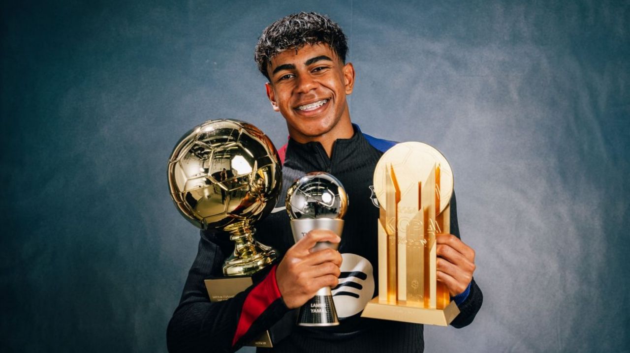 لامین یامال به همراه جوایز فردی