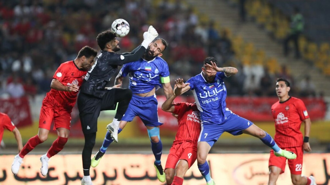 ادیب زارعی دروازه بان تراکتور - روزبه چشمی هافبک استقلال - لیگ برتر ایران