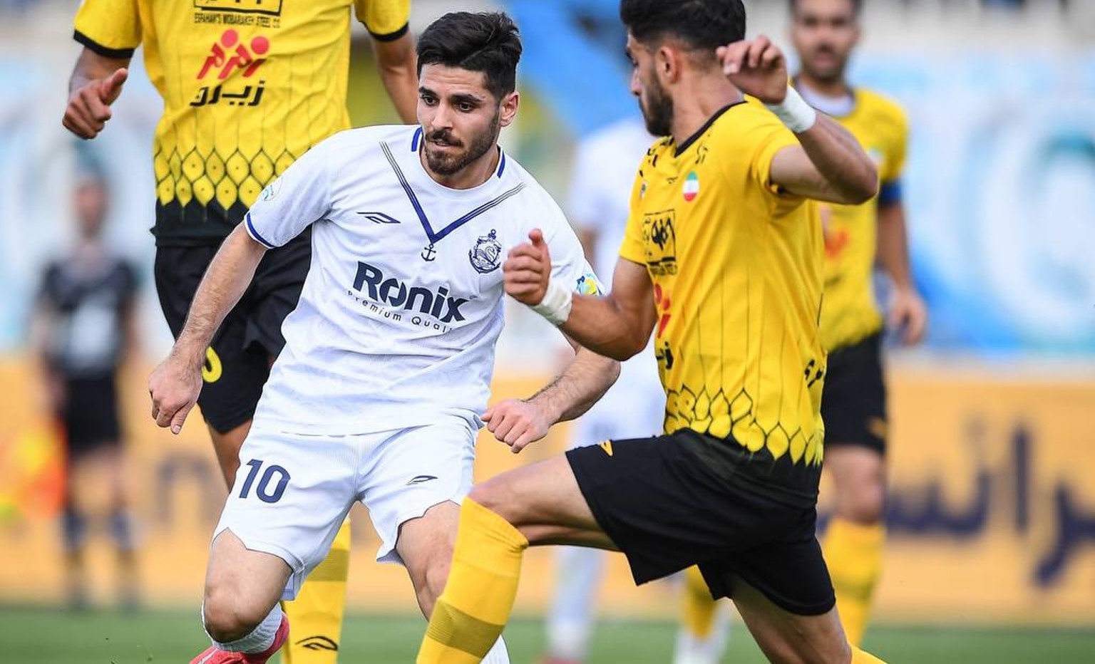 محمد عمری وینگر سابق ملوان و پرسپولیس در بازی ملوان مقابل سپاهان اصفهان - لیگ برتر ایران