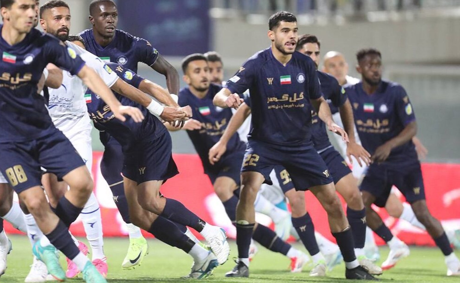 محمدمهدی زارع مدافع میانی گل گهر و تیم ملی ایران - آرمین سهرابیان مدافع وسط استقلال تهران - بازی استقلال و گل گهر - لیگ برتر ایران