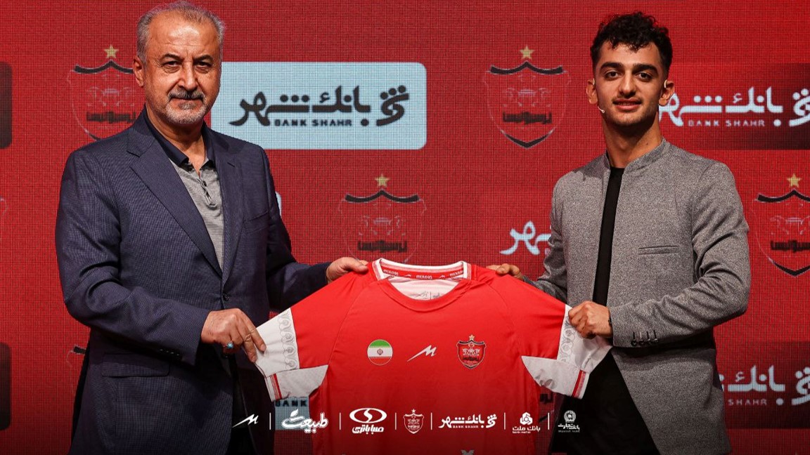 مجتبی فخریان مهاجم جدید پرسپولیس تهران و تیم ملی امید - رضا درویش مدیرعامل پرسپولیس - لیگ برتر ایران