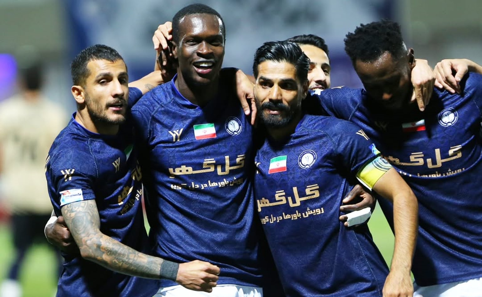 عثمان اندونگ مدافع میانی گل گهر و تیم ملی سنگال - اریک باگناما هافبک گل گهر - مهران گلزاری و مهدی تیکدری بازیکنان قدیمی گل گهر سیرجان - لیگ برتر ایران