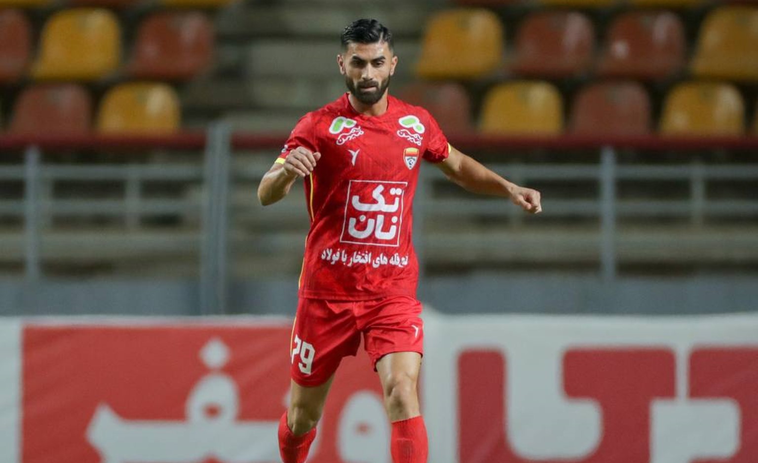 سینا اسدبیگی هافبک میانی فولاد و سابق پرسپولیس تهران - لیگ برتر فوتبال ایران