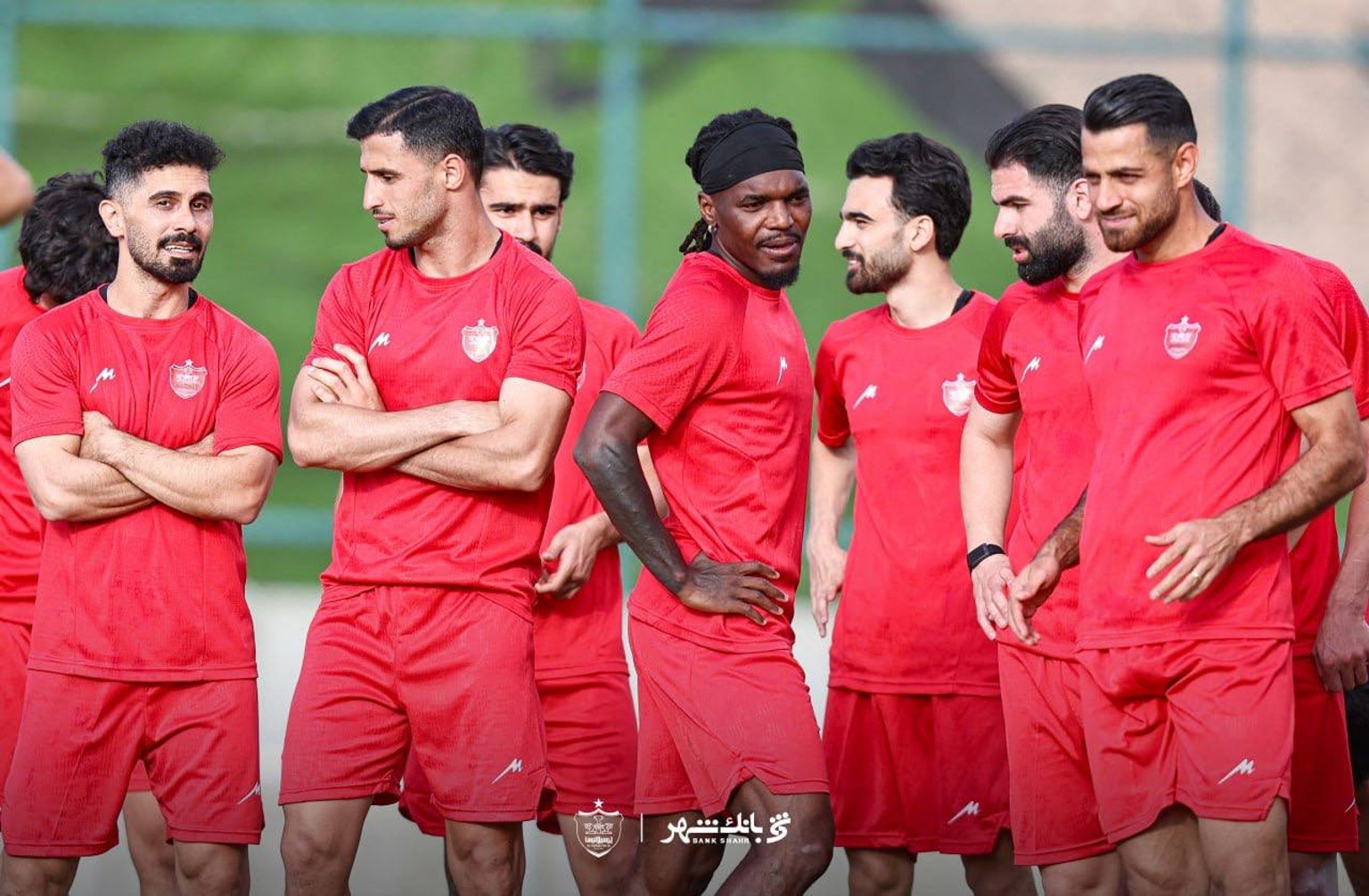 تیوی بیفوما مهاجم کنگویی پرسپولیس تهران - امید عالیشاه و علی علیپور و مرتضی پورعلی گنجی بازیکنان پرسپولیس تهران در اردوی ترکیه - لیگ برتر ایران