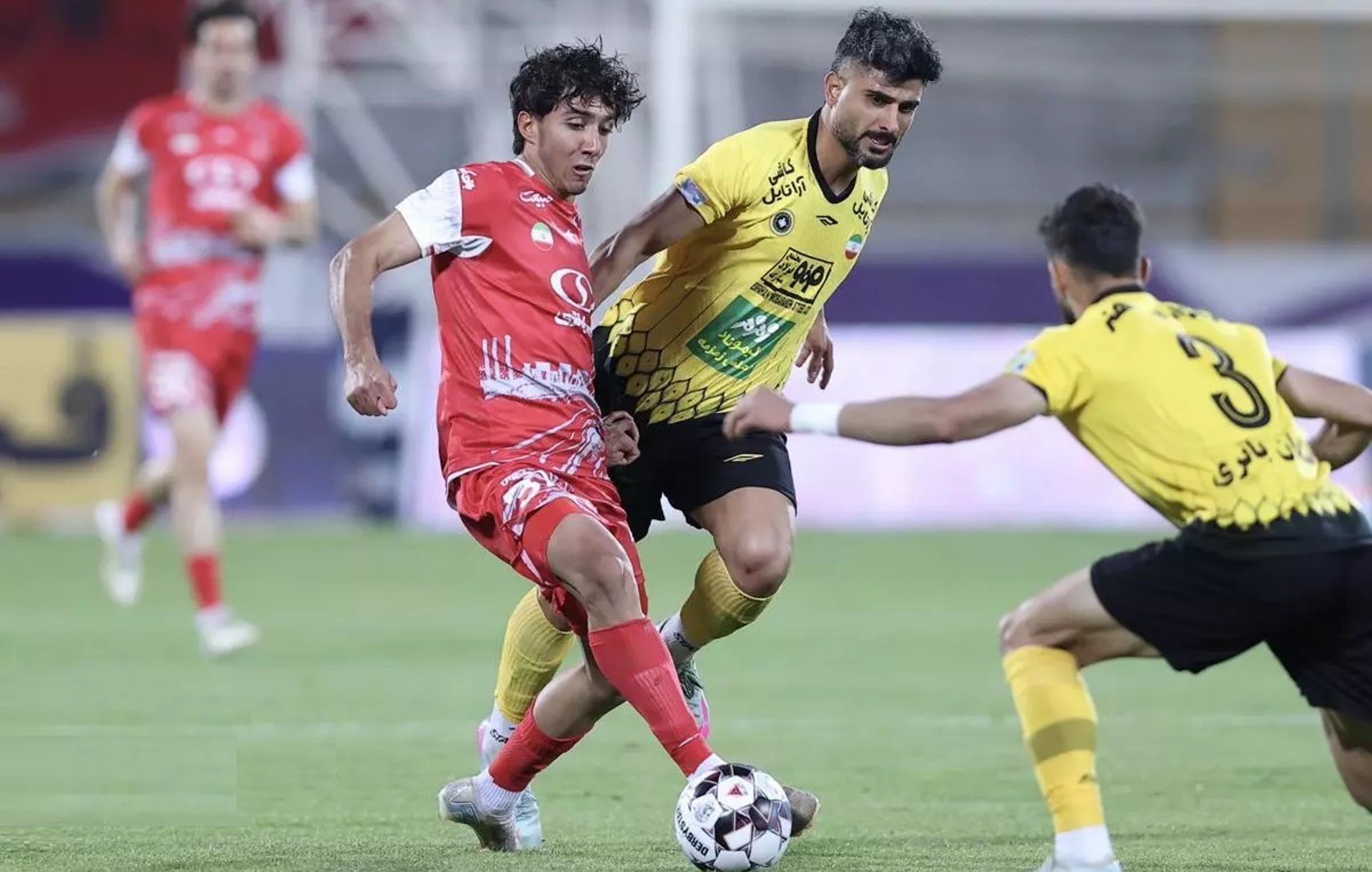 یعقوب براجعه وینگر پرسپولیس تهران - میلاد زکی پور مدافع چپ سپاهان - لیگ برتر ایران