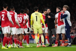 میکل آرتتا و بازیکنان آرسنال در ورزشگاه امارات