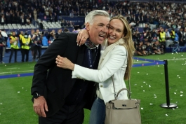 کارلو آنچلوتی و همسرش ماریان بارنا در قهرمانی رئال مادرید در سال 2022