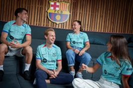 بازیکنان بارسلونا در رونمایی از کیت سوم در فصل 24-2023