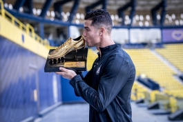 بوسه کریستیانو رونالدو به کفش طلای لیگ عربستان