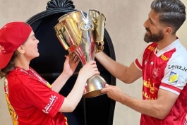 فرشاد فرجی کنار لیلا حسینی و جام قهرمانی پرسپولیس