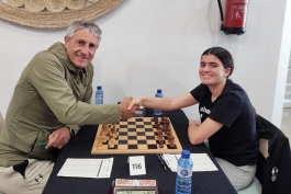 کیکه ستین / سرمربی سابق بارسلونا در حال شطرنج بازی کردن