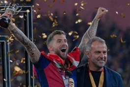 اینیگو مارتینز در جشن قهرمانی بارسلونا در سوپرکاپ اسپانیا