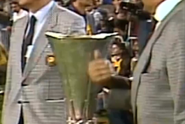 تاریخ سازی یاران دیگو مارادونا؛ قهرمانی ناپولی در جام یوفا با غلبه بر اشتوتگارت (1989/5/18) / فیلم