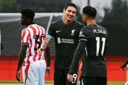 داروین نونیز و محمد صلاح در جریان بازی دوستانه لیورپول و استوک سیتی