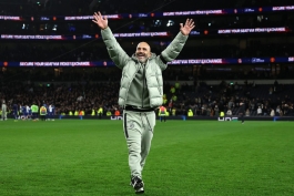 انزو مارسکا در جریان بازی چلسی مقابل تاتنهام در لیگ برتر انگلیس - سرمربی ایتالیایی چلسی