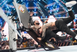 رومن رینز و جی اوسو، ستارگان کشتی کج و WWE در شوی کرون جول