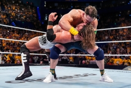 جان سینا و ای جی استایلز در کرون جول 2025 کشتی کج wwe