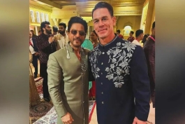 جان سینا و شاهرخ‌ خان ستاره کشتی کج و WWE در کنار بازیگر سینمای بالیوود