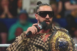 سث رالینز، ستاره کشتی کج و WWE در شوی راو