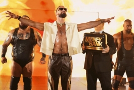 برانسون رید، ست رولینز و بران بریکر به همراه پال هیمن در شوی کشتی کج راو از wwe