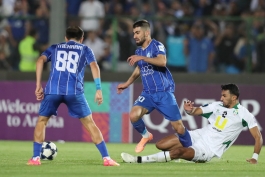 عکس از علیرضا کوشکی وینگر استقلال در بازی با الوحدات 