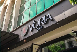 عکس از سردر کافه وریا