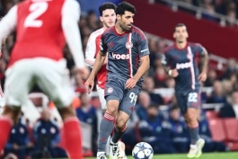 عکس از مهدی طارمی مهاجم ایرانی المپیاکوس در بازی مقابل آرسنال