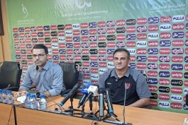 عکس از پیمان صاحب جمعی مربی مس رفسنجان در کنفرانس خبری بازی با استقلال