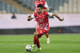 عکس از میلاد محمدی دفاع چپ پرسپولیس در فصل ۰۵-۱۴۰۴