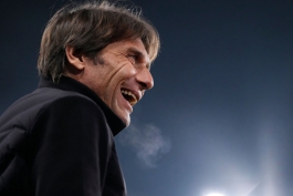 آنتونیو کونته سرمربی ایتالیایی در کنار زمین - ناپولی