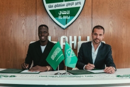 ادوارد مندی دروازه‌بان سنگالی در حال امضای قرارداد - الاهلی عربستان