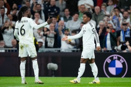 ادواردو کاماوینگا هافبک فرانسوی و اندریک مهاجم برزیلی در زمین - رئال مادرید