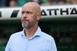 اریک تن هاخ سرمربی هلندی در کنار نیمکت - بایرلورکوزن