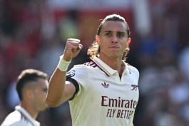 ریکاردو کالافیوری مدافع ایتالیایی در زمین - آرسنال