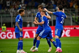شادی بازیکنان ایتالیا پس از گلزنی به اوکراین