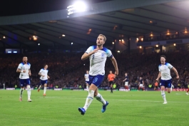 هری کین و دریافت جایزه بهترین گلزن تیم ملی انگلیس در فصل 2022/23