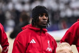 جرمی فریمپونگ فول‌بک هلندی در زمین - لیورپول