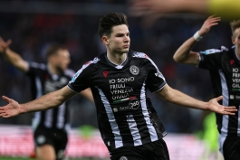 یورگن الکنکامپ هافبک هلندی در حال شادی گل - اودینزه 