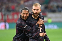 کنراد لایمر مدافع اتریشی و سرژ گنابری مهاجم آلمانی در کنار زمین - بایرن مونیخ