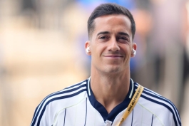 لوکاس وازکز وینگر اسپانیایی در زمین - بایرلورکوزن