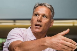 مارکو فان باستن اسطوره فوتبال هلند در حال مصاحبه - هلند