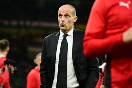 ماسیمیلیانو الگری سرمربی ایتالیایی در کنار زمین - میلان