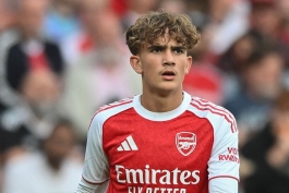 مکس داومن هافبک تهاجمی انگلیسی در زمین - آرسنال