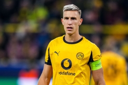 نیکو اشلوتربک مدافع آلمانی در زمین - بوروسیا دورتموند