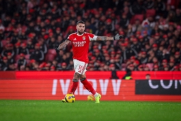 نیکولاس اوتامندی مدافع آرژانتینی در زمین - بنفیکا