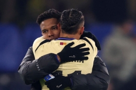 رافینیا و استوائو ویلیان بازیکنان برزیلی در زمین - بارسلونا - چلسی