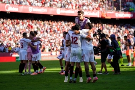 بازیکنان سویا در حال جشن گرفتن - سویا