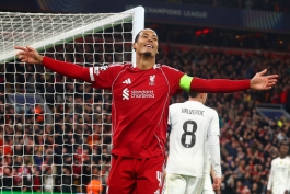 ویرجیل فن دایک مدافع هلندی در زمین - لیورپول