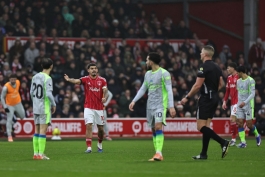 اعتراض مورگان گیبس وایت، بازیکن ناتینگهام فارست به داور دیدار با منچسترسیتی