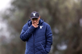 مائوریتزیو ساری، سرمربی لاتزیو در حال سیگار کشیدن